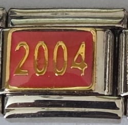 2004 sur fond rouge