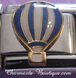 Montgolfière bleue et blanche