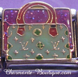 Sac vert pâle sur fond violet